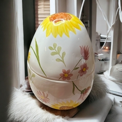 Ovo de porcelana com girassóis na internet