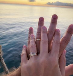 Aliança de ouro anatômica com aparador prata cortesia na internet