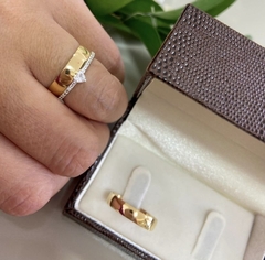 Aliança de ouro anatômica com aparador prata cortesia - comprar online