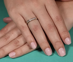 Anel aparador em zirconias com borda - comprar online