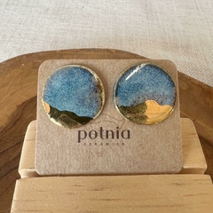 Brinco redondo grande azulado com ouro - Potnia Cerâmica