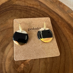 Brinco redondo gancho preto prata com ouro - Potnia Cerâmica