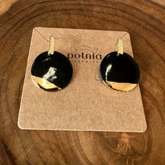 Brinco redondo gancho preto prata com ouro 2 - Potnia Cerâmica