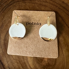 Brinco redondo gancho branco prata com ouro 2 - Potnia Cerâmica