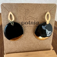 Brinco redondo preto com ouro/ prata e ouro - Potnia Cerâmica