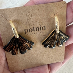 Brinco gancho avenca preto com ouro/ prata com banho de ouro - comprar online