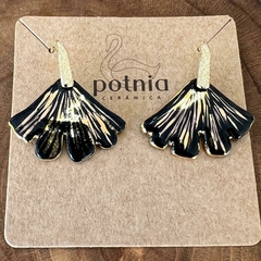 Brinco gancho avenca preto com ouro/ prata com banho de ouro - Potnia Cerâmica