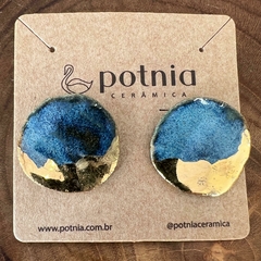Brinco circulo ondulado azul com ouro - Potnia Cerâmica