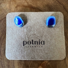 Brinco pequeno azul com platina 2 - Potnia Cerâmica