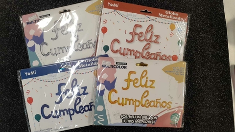 Cuatro globos metálicos que dicen "Feliz Cumpleaños" en diferentes colores y estilos, presentados en paquetes.
