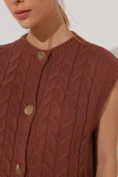 COLETE LETICA MARROM na internet