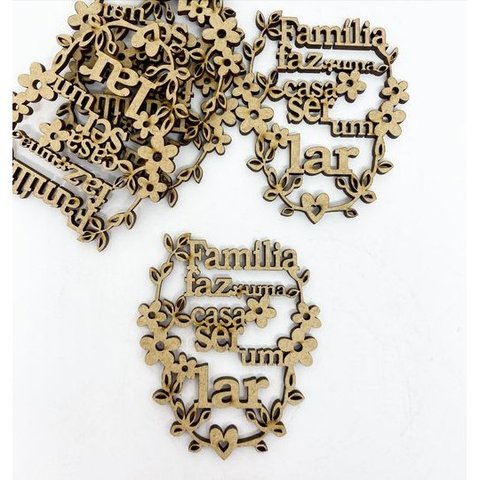 Aplique em MDF CRU Frase Decorativa Familia faz uma casa ser um lar em MDF CRU 7 cm de altura 3 mm