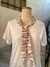 Remera blanca con detalle raso estampado. Giesso. T: M - comprar online