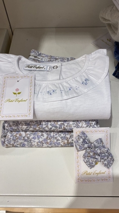 REMERA CUELLO VOLADO BORDADO LAVANDA