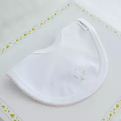 BABERO BORDADO RAMILLETE CON PICOT ROSA