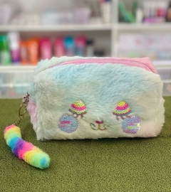 NECESSAIRE DIVERTIDA COM PELUCIA na internet