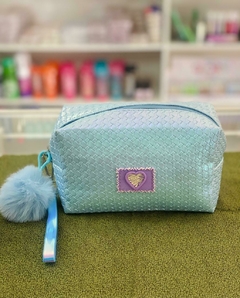 NECESSAIRE DIVERTIDA COM PELUCIA - AMENDOA CORES COSMETICOS LTDS