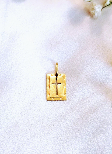 Medalla rectangular oro18kl cruz