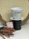 Coador de café com xícara.