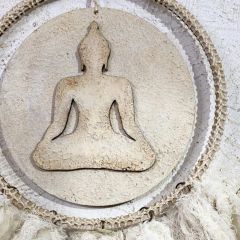 Buda colgante con pompones en internet