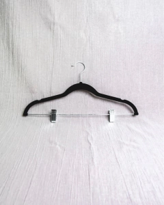 Percha Slim Terciopelo con broche negra