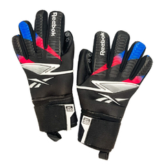 PAR GUANTE ARQUERO KICK REEBOK NEGRO/FUCSIA/CELESTE (19RFABHS) - BE SPORT