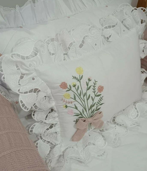 Almofada Buquet com Richelieu