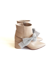 Bota Edith en internet