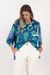 Camisa Iguazú con un divertido estampado en tonos azules y verdes, , perfecta para un look fresco y alegre. Diseño de estampa original