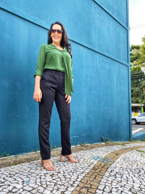 Calça Alfaiataria Reta com Cinto Embutido e Bolsos Munnah