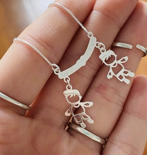 Colar dois meninos em prata 925.
