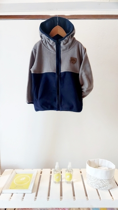 CAMPERA MICROPOLAR COMBINADA BEIGE Y AZUL | CASTORO BAMBINI - Espacio Limón
