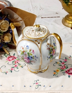 Gigante Tetera de Porcelana estilo Victoriano detalles florales y filetes al oro - 2Gardenias Bazar antiguo & Deco