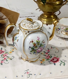 Imagen de Gigante Tetera de Porcelana estilo Victoriano detalles florales y filetes al oro