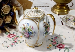 Imagen de Gigante Tetera de Porcelana estilo Victoriano detalles florales y filetes al oro