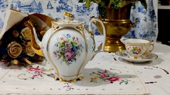Gigante Tetera de Porcelana estilo Victoriano detalles florales y filetes al oro