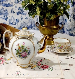 Gigante Tetera de Porcelana estilo Victoriano detalles florales y filetes al oro - comprar online