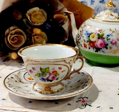 Gigante Duo de Te / Desayuno en Porcelana Europea lleno de flores y filetes al oro - comprar online