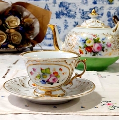 Gigante Duo de Te / Desayuno en Porcelana Europea lleno de flores y filetes al oro