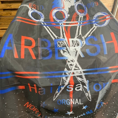 Capa de Barberia Profesional con Gancho. Modelo Tijeras con Barbershop