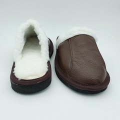 Pantufla chinela de cuero marrón con piel corderito. en internet