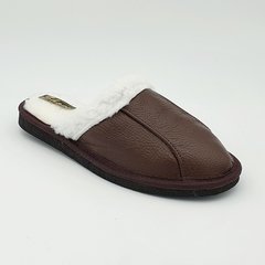 Pantufla chinela de cuero marrón con piel corderito.