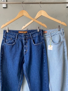 Calça Mom Jeans com Botões Encapados
