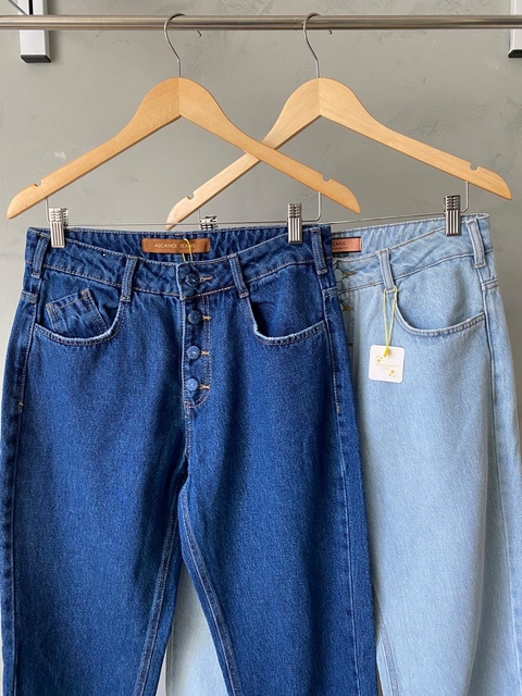 Calça Mom Jeans com Botões Encapados