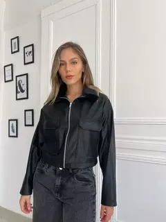 Campera de ecocuero con cuello de peluche - comprar online