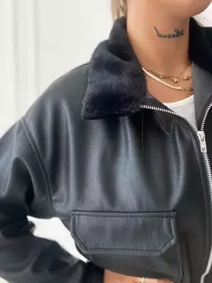 Imagen de Campera de ecocuero con cuello de peluche