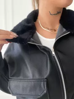 Campera de ecocuero con cuello de peluche