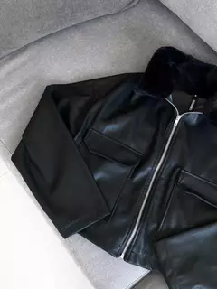 Campera de ecocuero con cuello de peluche - comprar online