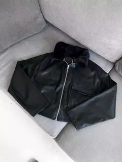 Campera de ecocuero con cuello de peluche