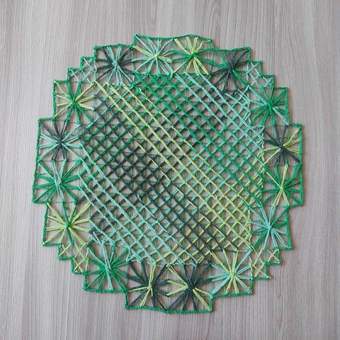 Sousplat em Renda Filé - Tons de Verde Musgo 35 cm - comprar online